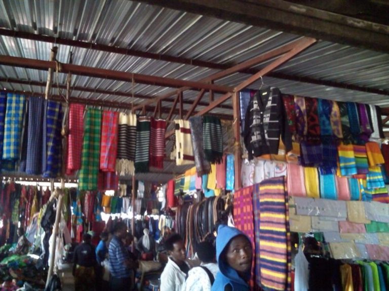 Burera: Abaturiye isoko rya Rugarama babangamiwe n’abarirema bituma mu myaka yabo