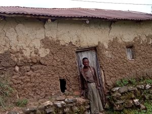 Karongi: Usohorwa mu nzu yatijwe ubwo yasenyerwaga n’ibiza arasaba kubakirwa