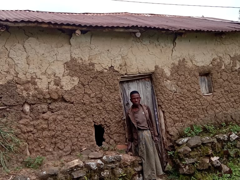 Karongi: Usohorwa mu nzu yatijwe ubwo yasenyerwaga n’ibiza arasaba kubakirwa