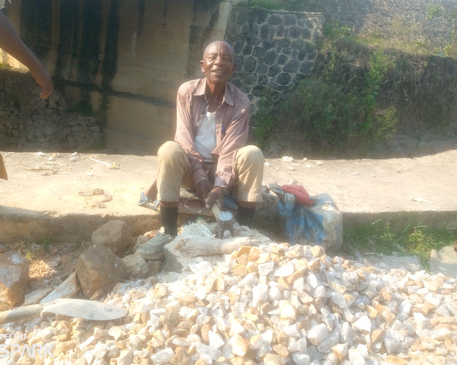 Rubavu: Afatanyije n’umugore we guhonda amabuye bakorera 1,050,000 Frw ku mwaka