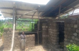 Karongi: Utishoboye arasaba ubufasha nyuma yo gutangira inzu yagera hagati ikamunanira