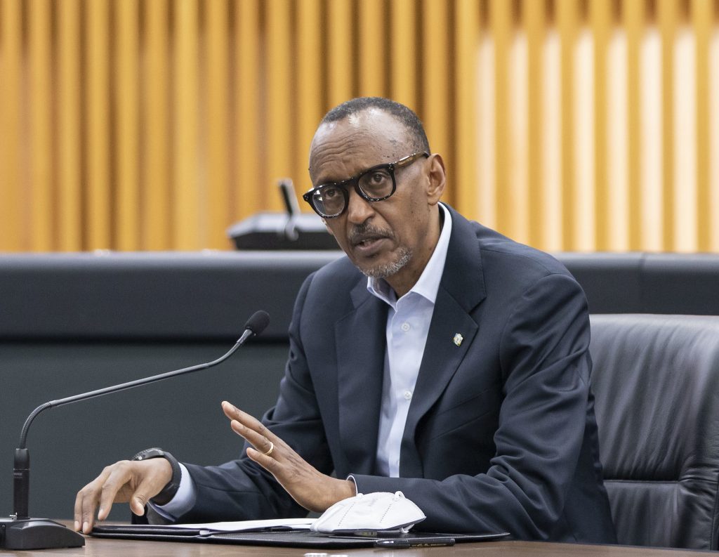 Perezida Kagame yanenze abayobozi badafata ibyemezo ngo badakosa