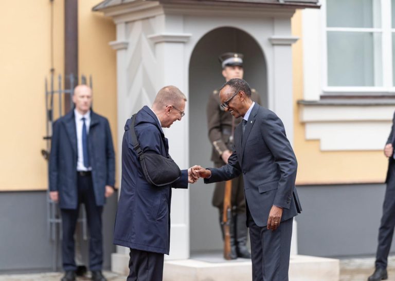 Perezida Kagame yagiranye ibiganiro na mugenzi we wa Latvia