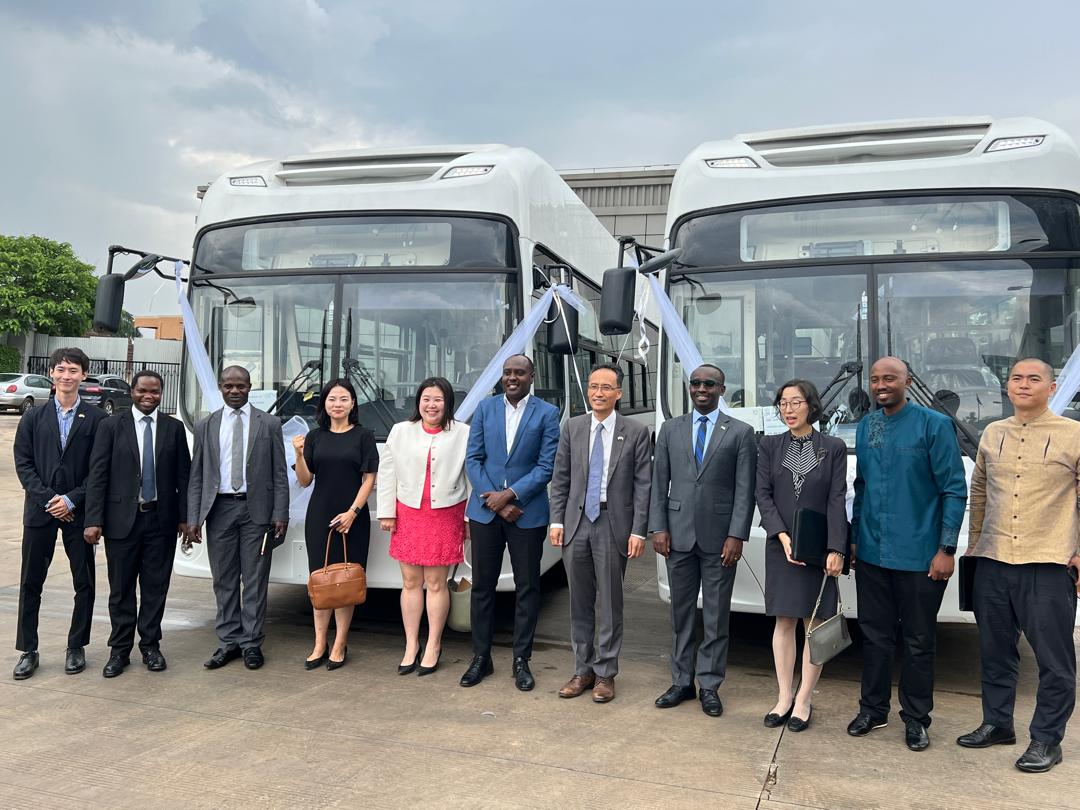 U Rwanda rwakiriye inkunga ya bisi zikoresha amashanyarazi za miliyari 1.3 Frw