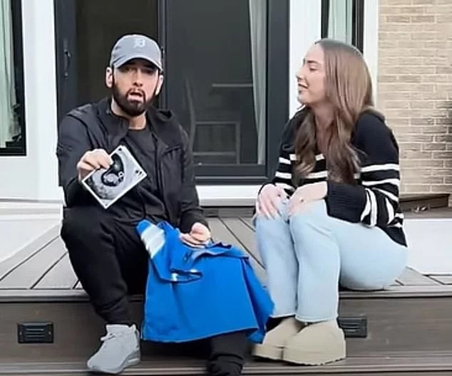 Eminem aritegura kubona umwuzukuru