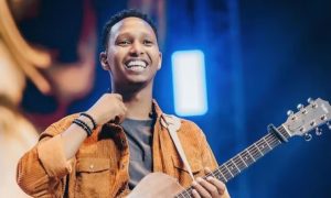 Israel Mbonyi yageze muri Tanzania aho yitabiriye igitaramo Wakati wa Mungu