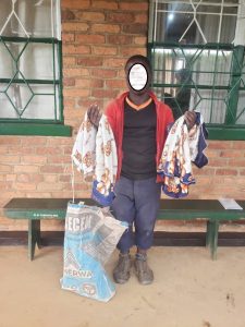 Rusizi: Yafatiwe mu kigo cy’ishuri yiba imyenda y’abanyeshuri