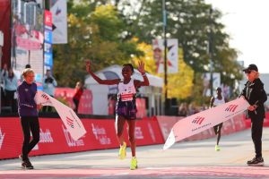 Umunyakenya yanditse amateka ku Isi muri Marathon y’abagore