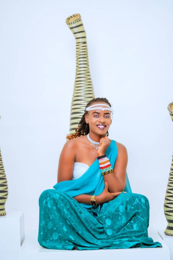 Yifuza kumenyekana nk’umusizi n’umuhanzi icyarimwe