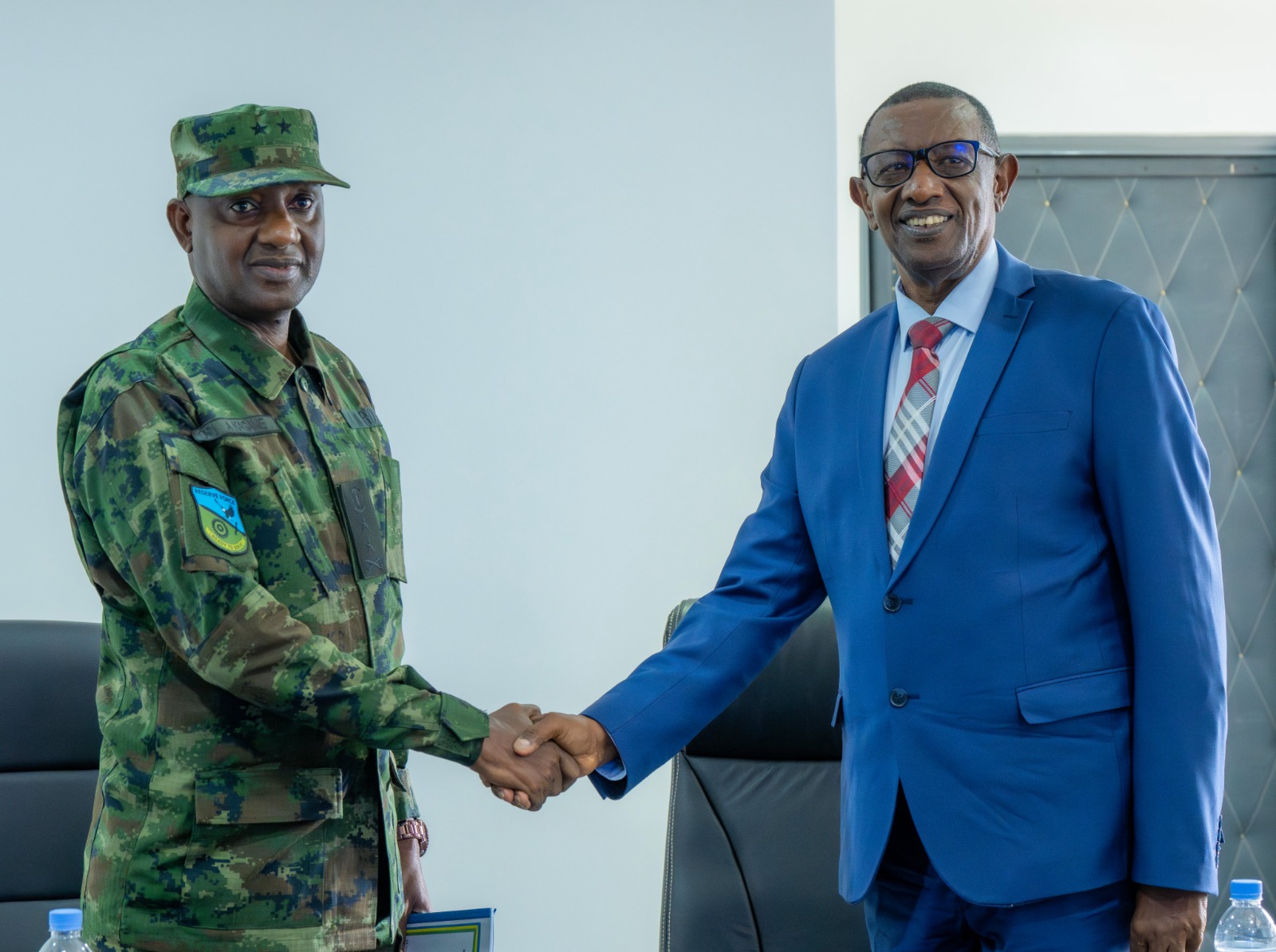 Maj Gen. Alex Kagame yahererekanyije ububasha na Maj Gen (Rtd) Frank Mugambage