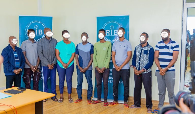 RIB yerekanye abakekwaho inzoga z’inyiganano barimo n’uwahaye ruswa umugenzacyaha