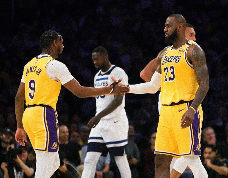 NBA: LeBron James yanditse amateka yo gukinana n’umuhungu we