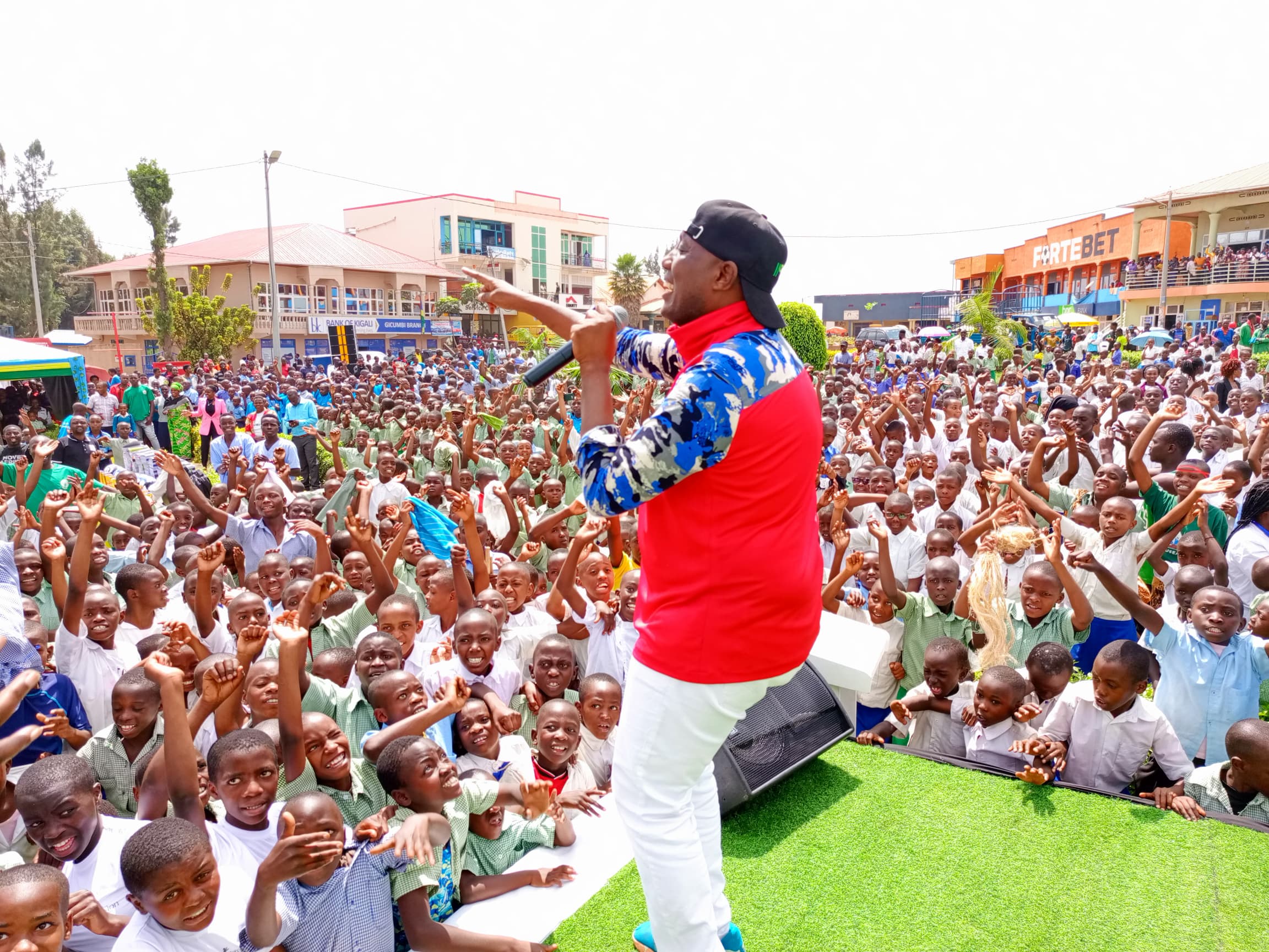 Senderi arakora bucece kuko ‘ataririmbye yakwicwa n’inzara’