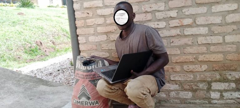 Muhanga: Yafatiwe mu cyuho amaze kwiba mudasobwa