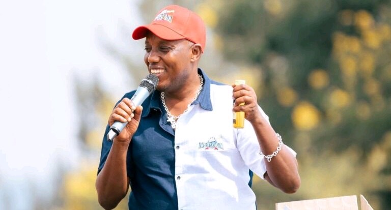 Eric Senderi yateguje abakunzi be indirimbo nshya  yise Bazayomba