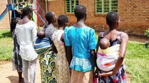 Nyagatare: Rwimiyaga abakobwa babyariye iwabo bataka gutereranwa n’imiryango yabo