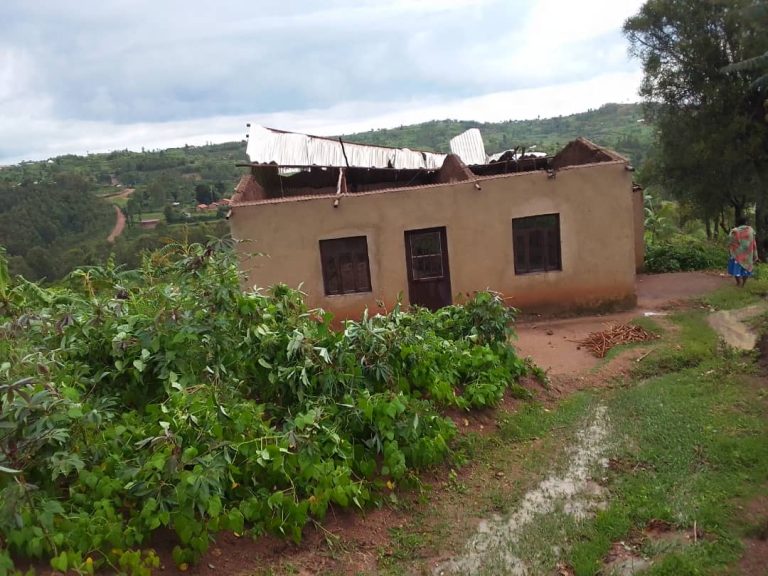 Ruhango: Imvura yatwaye igisenge cy’inzu y’umuryango ucumbikirwa&nbsp;&nbsp;na&nbsp;&nbsp;Mudugudu&nbsp;
