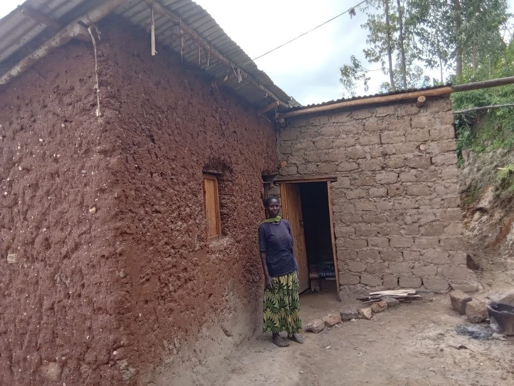 Rutsiro: Arishimira ko Girinka yahawe yamufashije kwiyubakira inzu