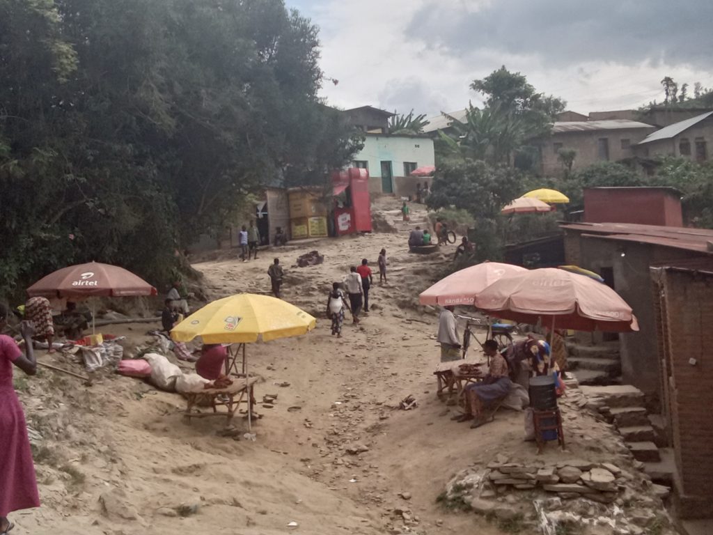 Karongi: Barifuza kubakirwa isoko ntibakomeze kunyagiranwa n’ibicuruzwa