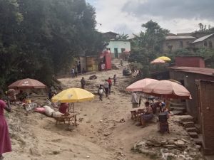 Karongi: Barifuza kubakirwa isoko ntibakomeze kunyagiranwa n’ibicuruzwa