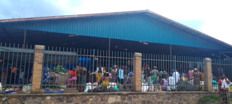 Nyagatare: Abarema isoko rya Rukomo babangamiwe n’ubwiherero budasukurwa