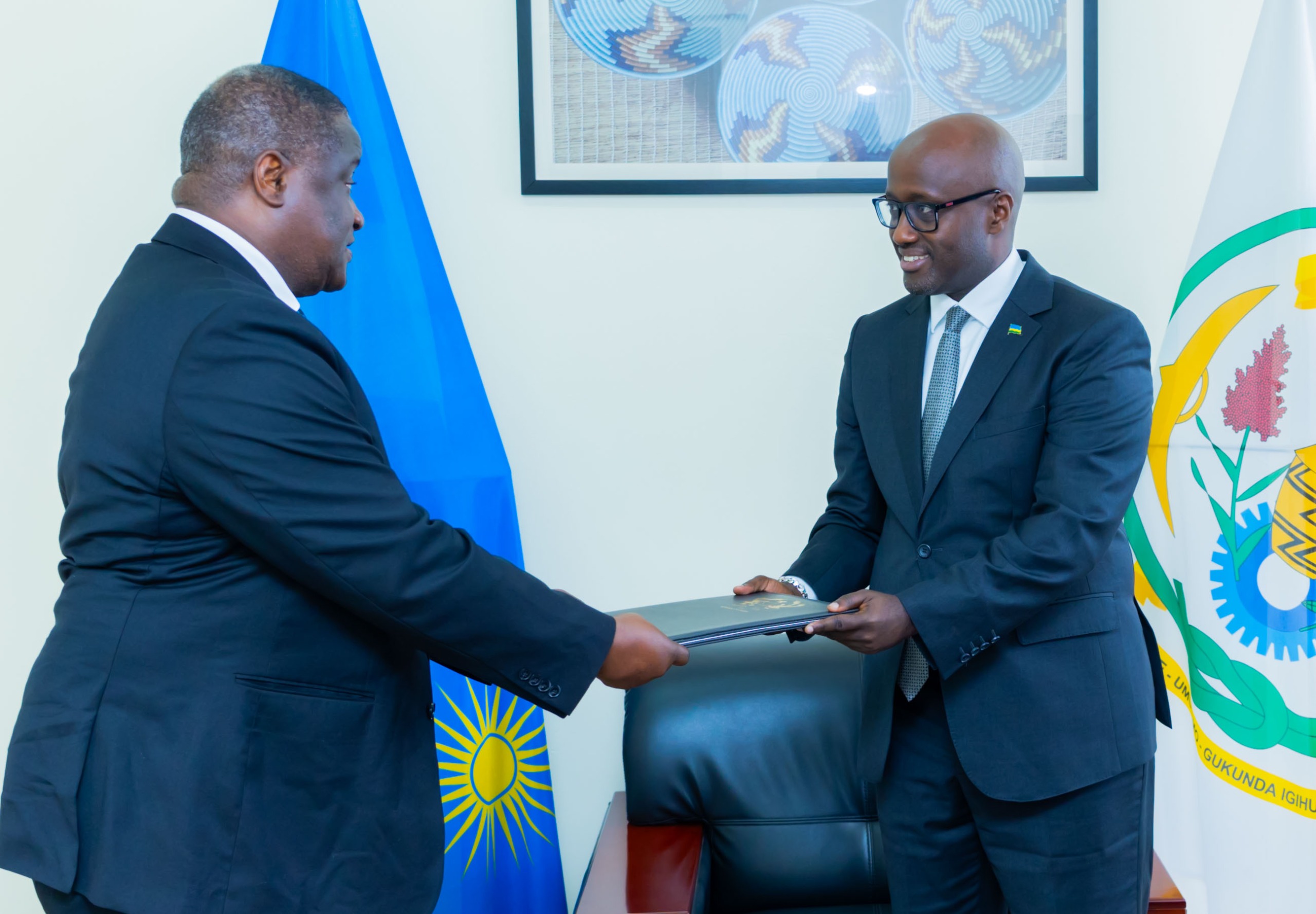 Min. Nduhungirehe yakiriye kopi z’impapuro za  Ambasaderi mushya wa Ghana