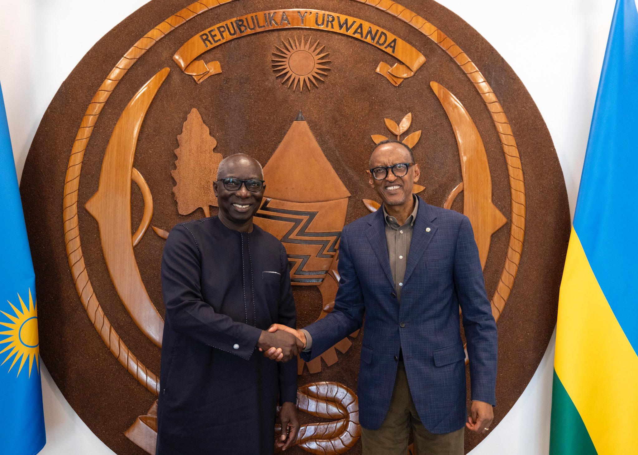 Perezida Kagame yakiriye mu biro bye intumwa ya AU