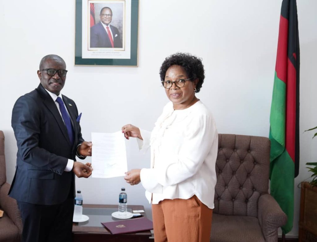 Amb. Bugingo yatanze kopi z’impapuro zimwemerera guhagararira u Rwanda muri Malawi
