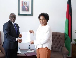 Amb. Bugingo yatanze kopi z’impapuro zimwemerera guhagararira u Rwanda muri Malawi