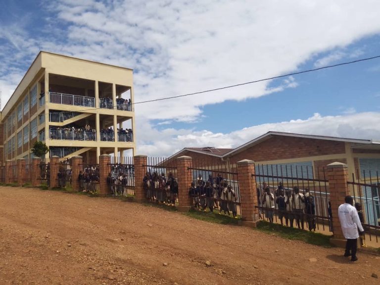 Muhanga: Ntibagikora urugendo rw’amasaha abiri bajya kwiga