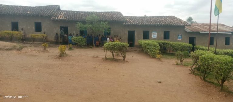 Nyanza: Bifuza kuvugururirwa amashuri ashaje iyo imvura iguye abanyeshuri barihinda
