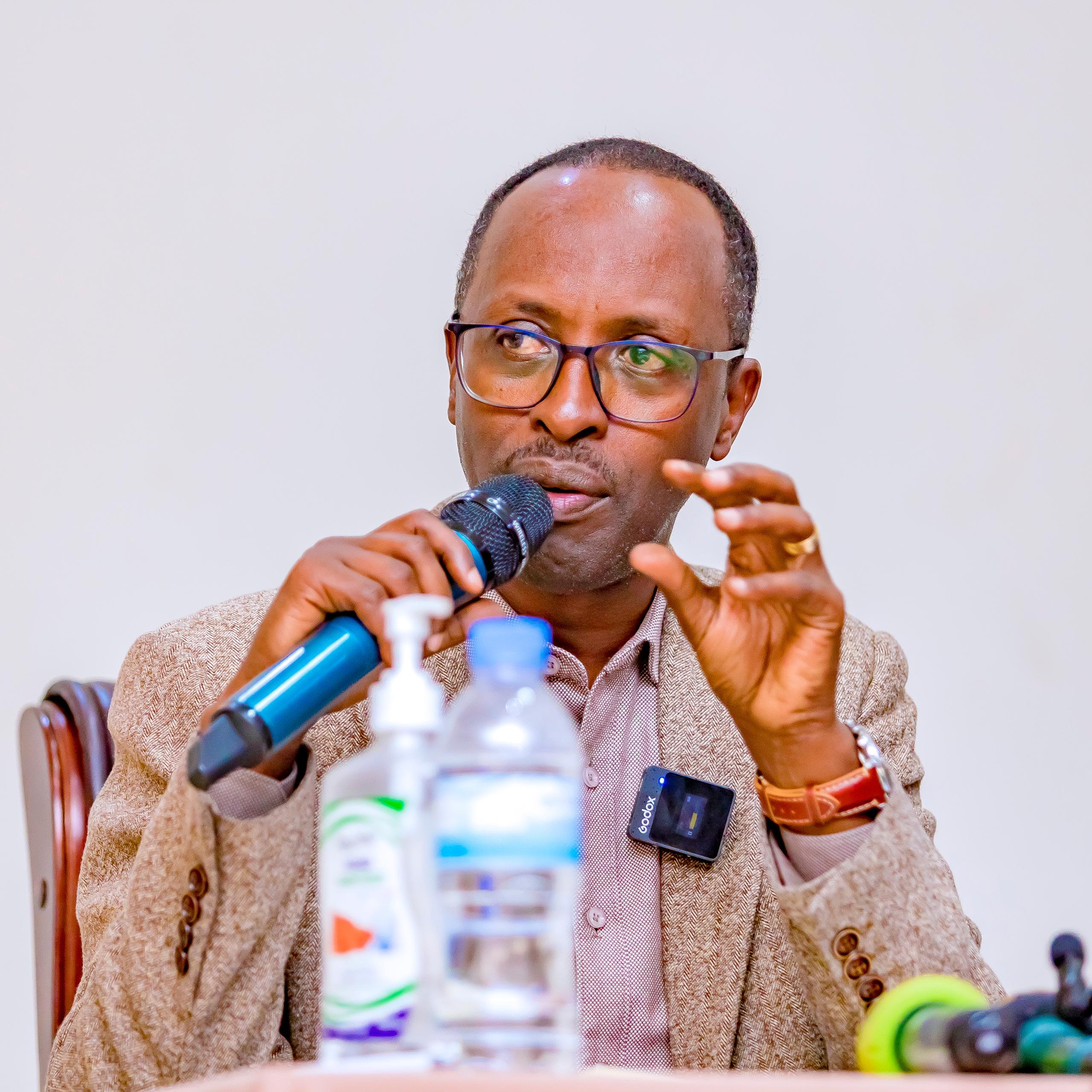 Turi mu biganiro – Perezida wa FERWAFA ku kongera amasezerano Umutoza w’Amavubi