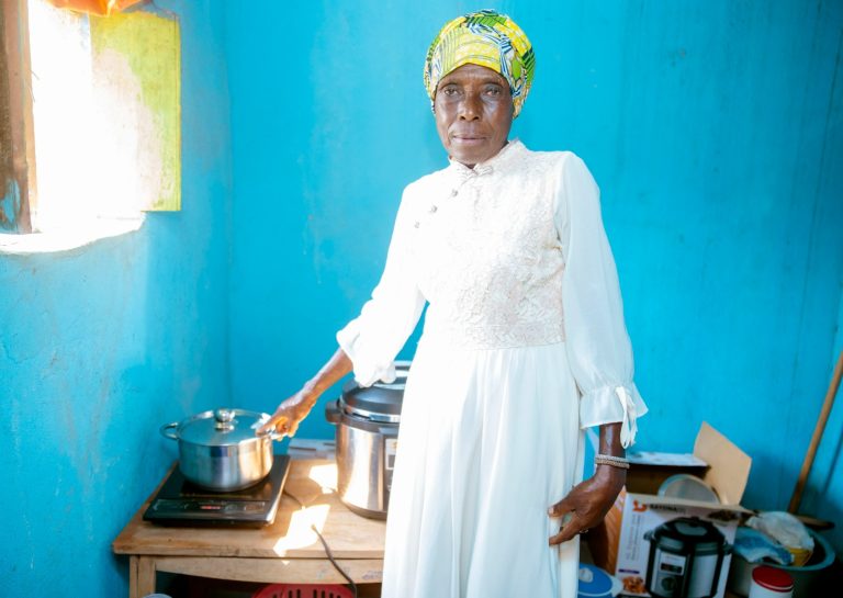 Abaturage batangiye kubona  impinduka ziri mu gutekesha amashanyarazi y’imirasire y’izuba