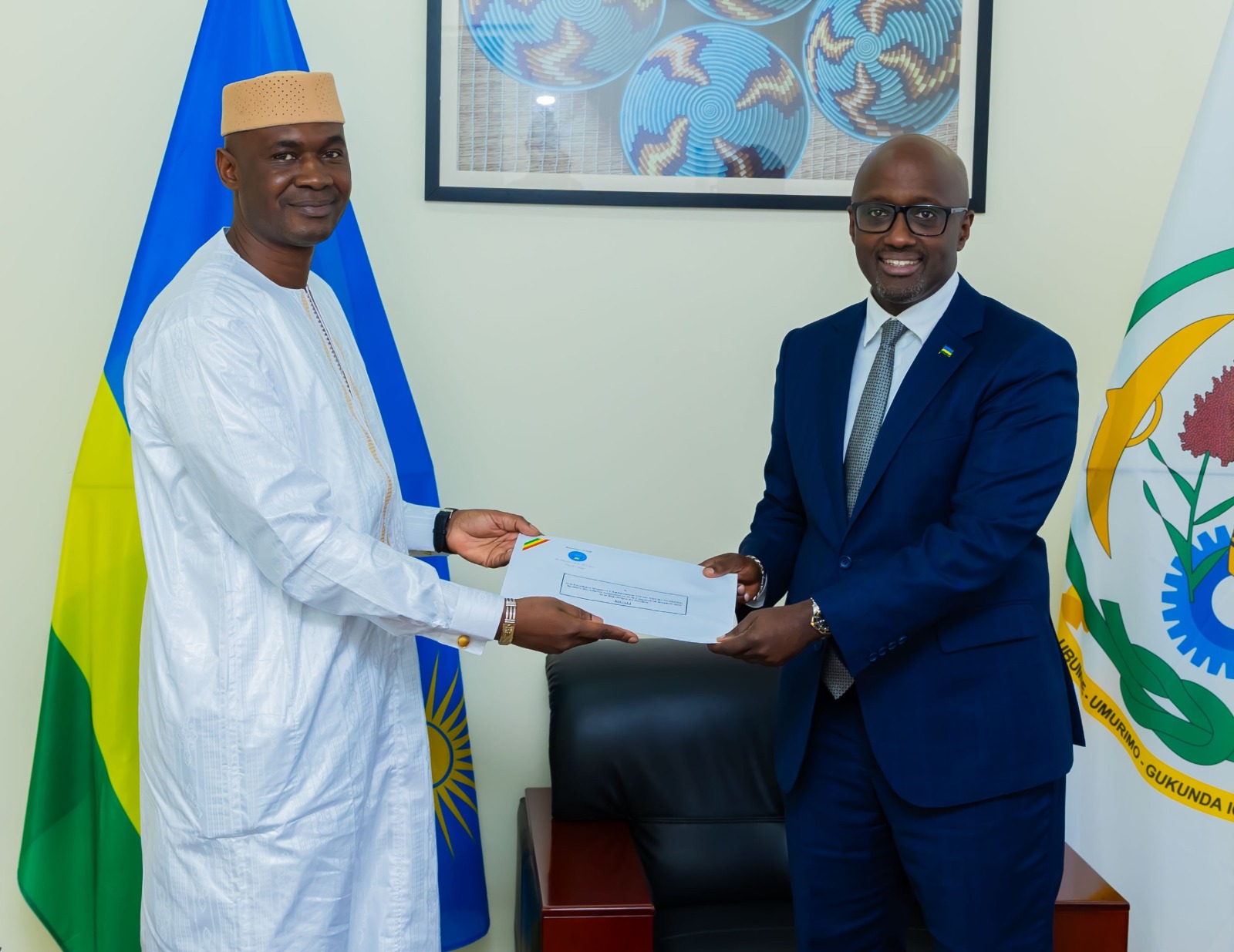 Minisitiri Nduhungirehe yakiriye kopi z’impapuro za Ambasaderi mushya wa Mali mu Rwanda