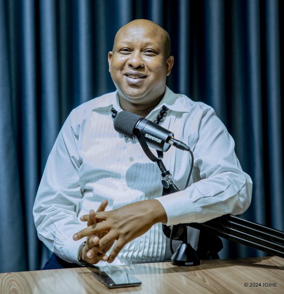 Alex Muyoboke asanga abantu bakwiye kuba inshuti magara mbere y’ibindi