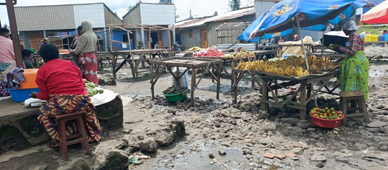 Nyabihu: Mu gasoko ka Mukamira babangamiwe no gucururiza mu byondo