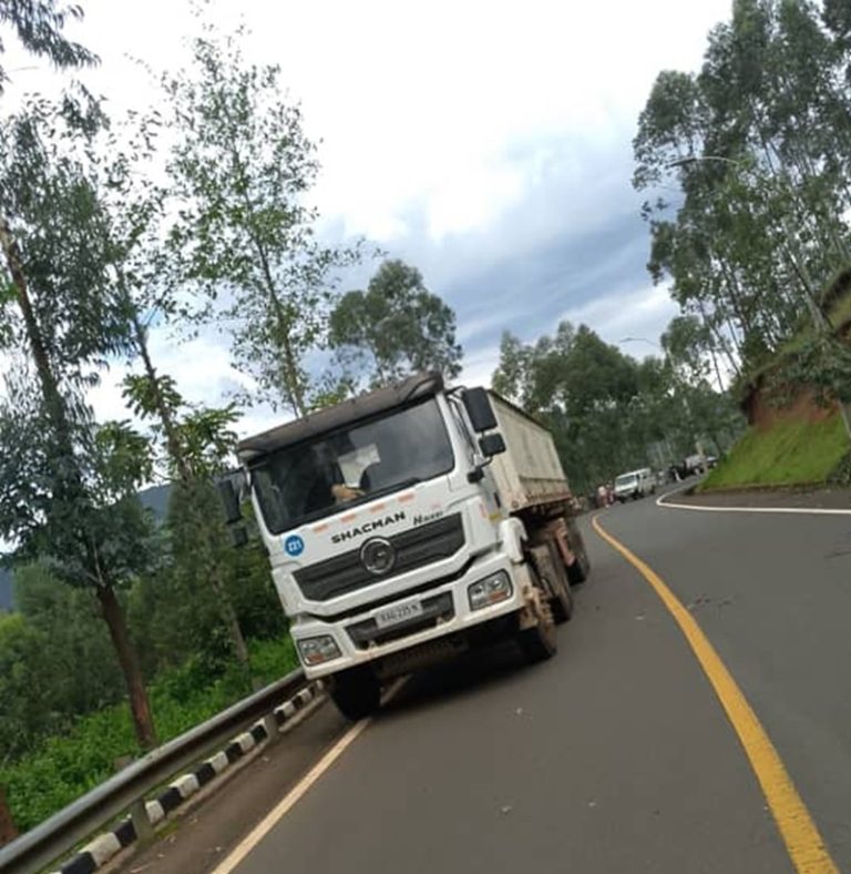 Nyamasheke: Umunyonzi wari ufashe ku ikamyo yaguye mu yindi arapfa