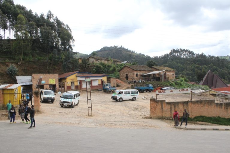Ngororero: Abakoresha gare ya Kabaya bacikirwaho n’imvura bifuza ko yakubakwa