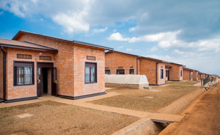 Muhanga: Abavanywe mu manegeka baratabariza abayasigayemo 