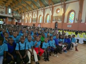 Musenyeri Ntivuguruzwa yasabye ababyeyi kwizihiza Noheli bita ku burere bw’abana 