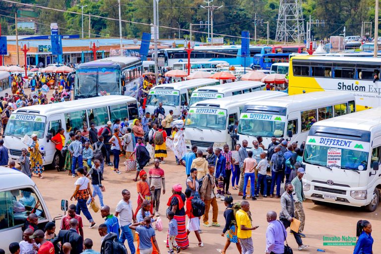 Kigali: Abajya mu Minsi Mikuru boroherejwe gutega baranenga ubuke bw’imodoka