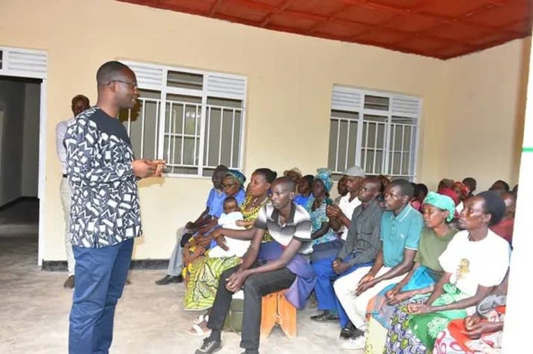 Ruhango: Barashima ko Akarere kavuye mu myanya ya nyuma mu kubaha serivisi  