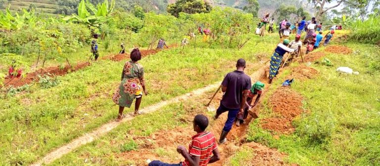 Muhanga: Abakoze muri VUP ntibahembwe bagenda bakebereza bihisha aho bikopesheje