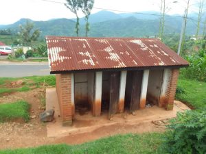 Karongi: Abashakira serivisi ku Murenge wa Mubuga barasaba ubwiherero bufunze
