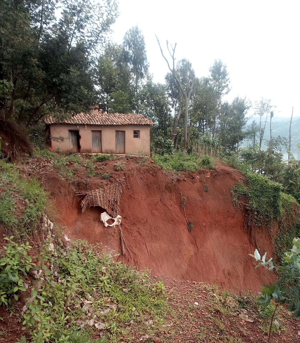 Gicumbi: Abangirijwe n’amazi ava mu muhanda ugana kuri UTAB babuze aho kwerekeza