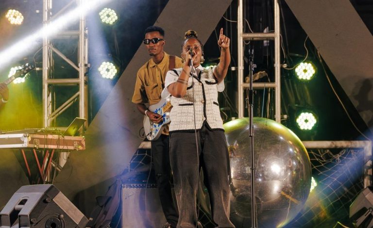 Ariel Wayz yabimburiye abaririmbye mu gitaramo cyahuriyemo abagize Sauti Sol