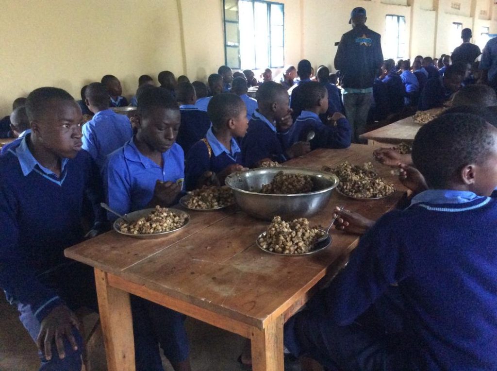 Rutsiro: Ubuke bw’amazi n’ubw’ibikoresho bibangamiye ubuziranenge bw’ibiribwa