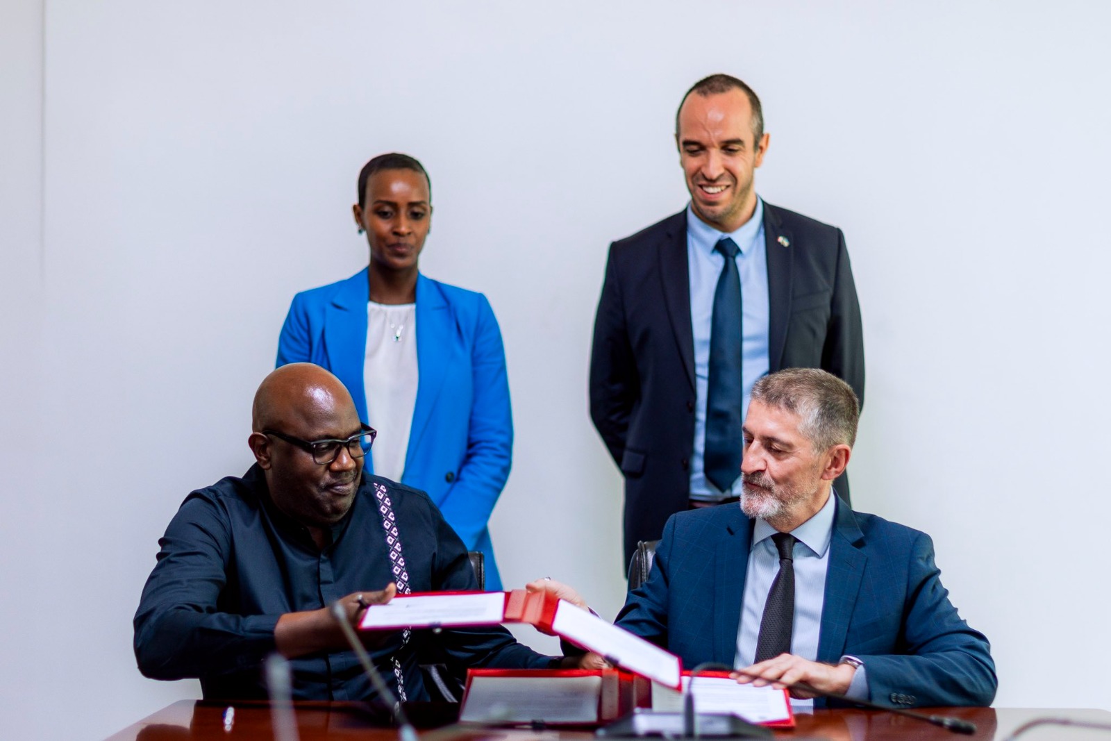 FERWABA yasinyanye amasezerano na Federasiyo ya Basketball mu Bufaransa