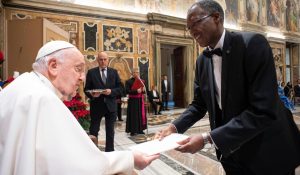 Amb. Ngango yashyikirije Papa Francis impapuro zo guhagararira u Rwanda muri Vatican