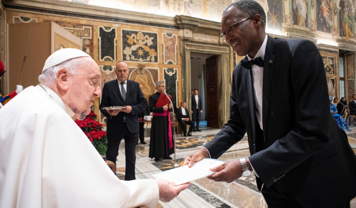 Amb. Ngango yashyikirije Papa Francis impapuro zo guhagararira u Rwanda muri Vatican